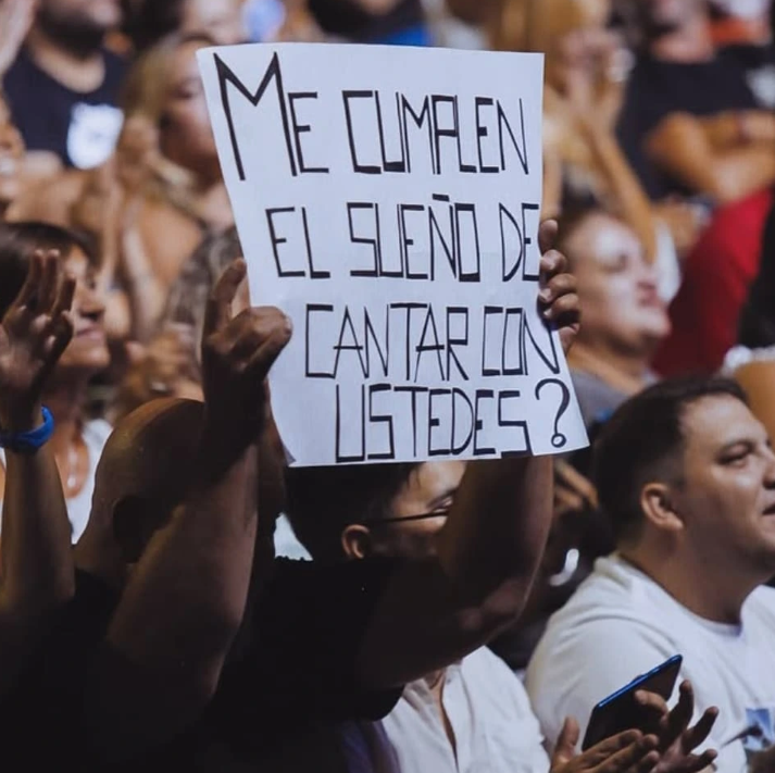 Es de Funes, alzó una icónica pancarta y cumplió su sueño de cantar con Los Nocheros